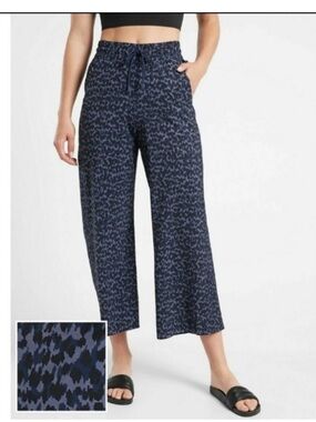 Athleta Avenue Printed Wide Leg Crop
Pants size 10 NWOT